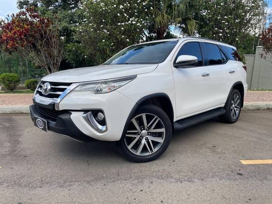 TOYOTA HILUX SW4 2.7 SRV 7 LUGARES 4X2 16V FLEX 4P AUTOMÁTICO TOYOTA HILUX SW4 2.7 SRV 7 LUGARES 4X2 16V FLEX 4P AUTOMÁTICO